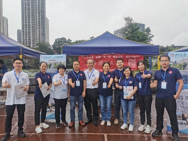 化学化工学院到柳州高级中学参加广西普通高校招生咨询会